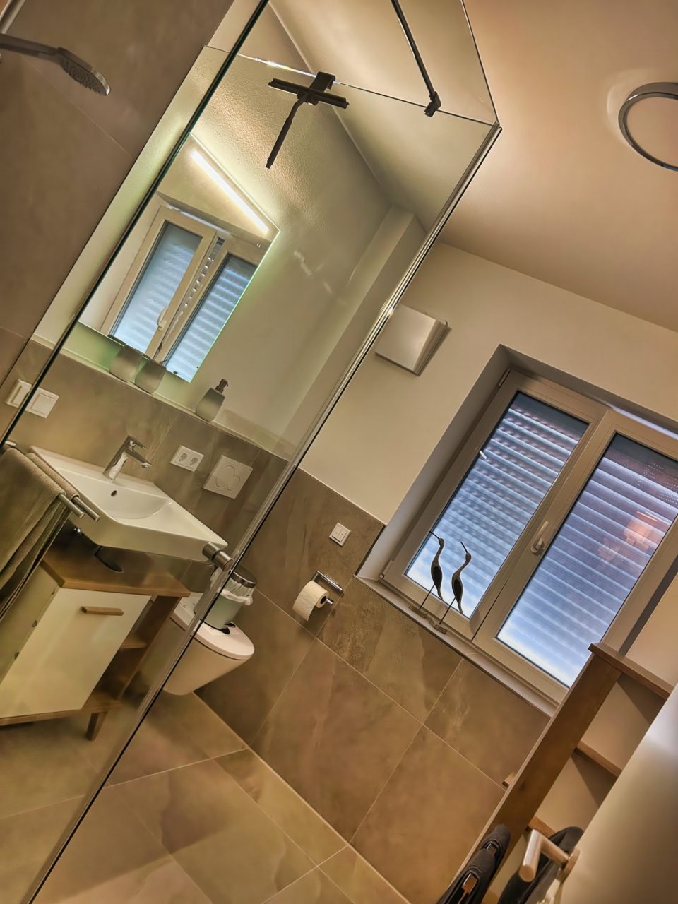 Modernes Bad der Kelten-Suite No 6 mit begehbarer Dusche