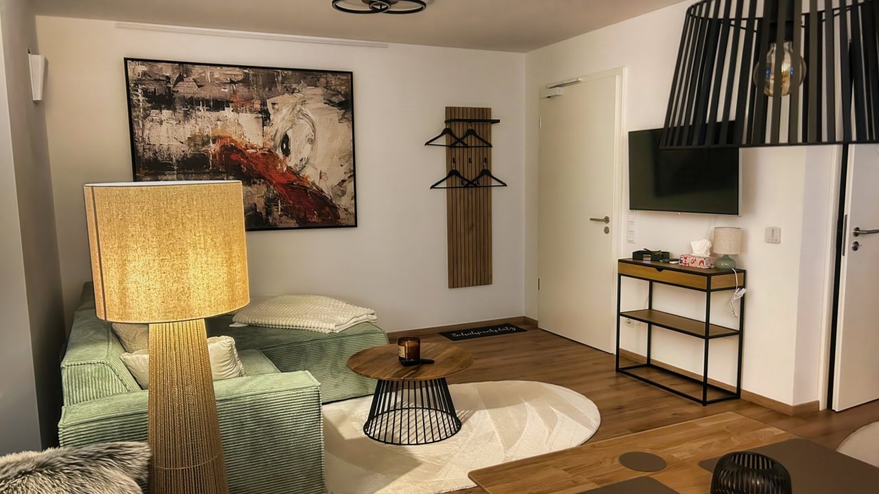 Wohnbereich der Kelten-Suite No 6 mit Sofa, Smart-TV und Designleuchte